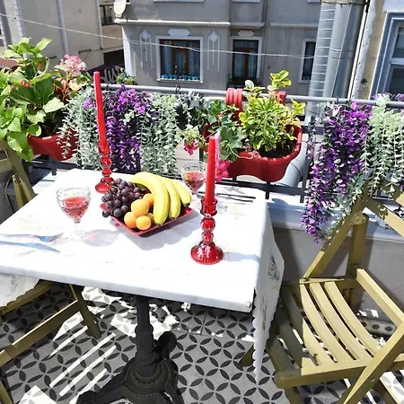 Cute Balcony Retro Design Ac Galata Apartment *
