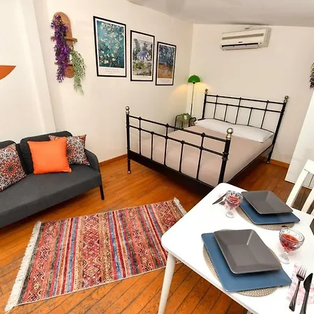 Cute Balcony Retro Design Ac Galata Apartment