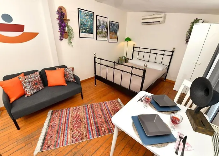 Cute Balcony Retro Design Ac Galata Apartmán