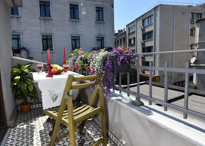 Cute Balcony Retro Design Ac Galata Apartmán