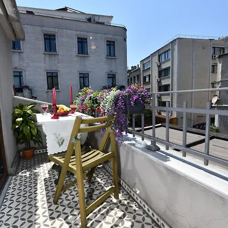 Cute Balcony Retro Design Ac Galata Appartement
